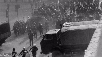 22 decembrie 1989. Fortele de ordine impanzisera Calea Victoriei, spre Palatul Telefoanelor. Foto: Vasile Popa